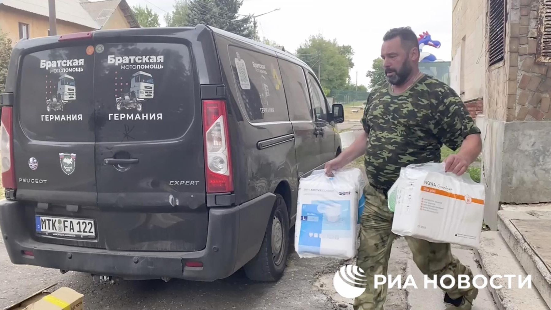 Волонтер Николай Фаст доставил гумпомощь из Германии в школу имени Андрея Стенина Волонтер Николай Фаст доставил гумпомощь из Германии в школу имени Андрея Стенина - РИА Новости, 1920, 15.09.2023