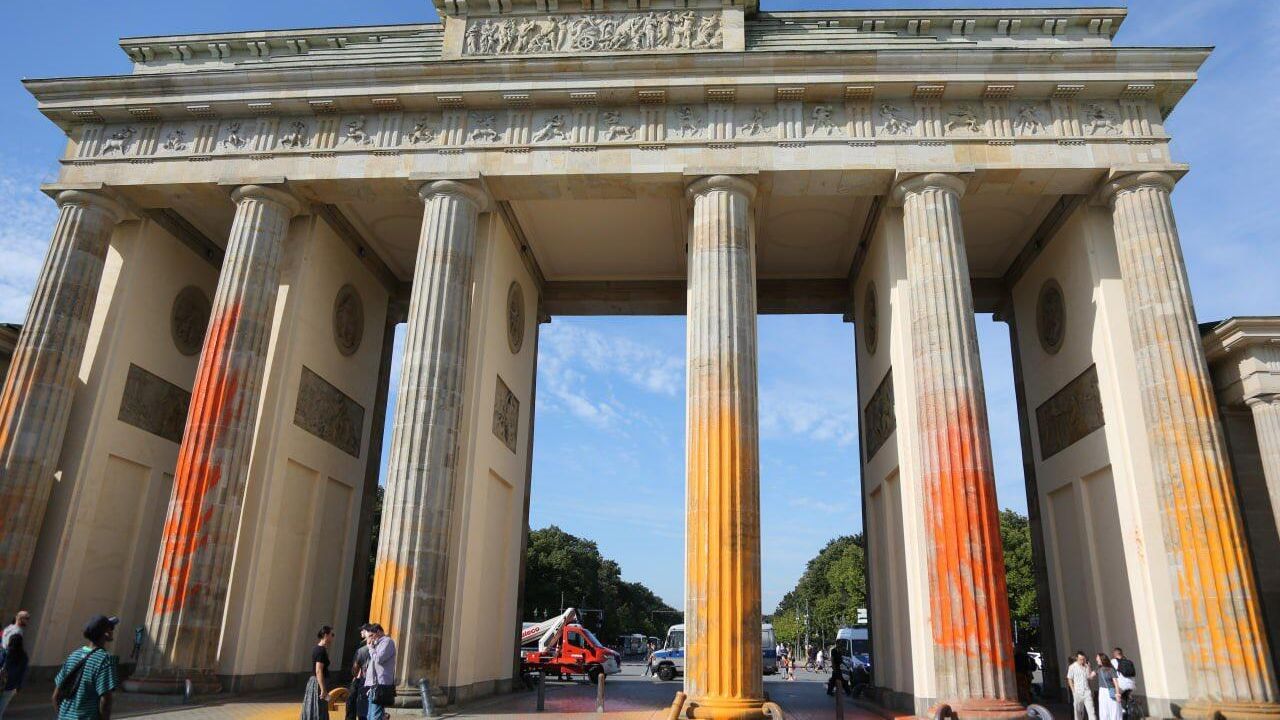 Экоактивисты движения Последнее поколение измазали краской Бранденбургские ворота в Берлине - РИА Новости, 1920, 17.09.2023