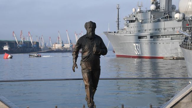 Памятник Солженицыну во Владивостоке