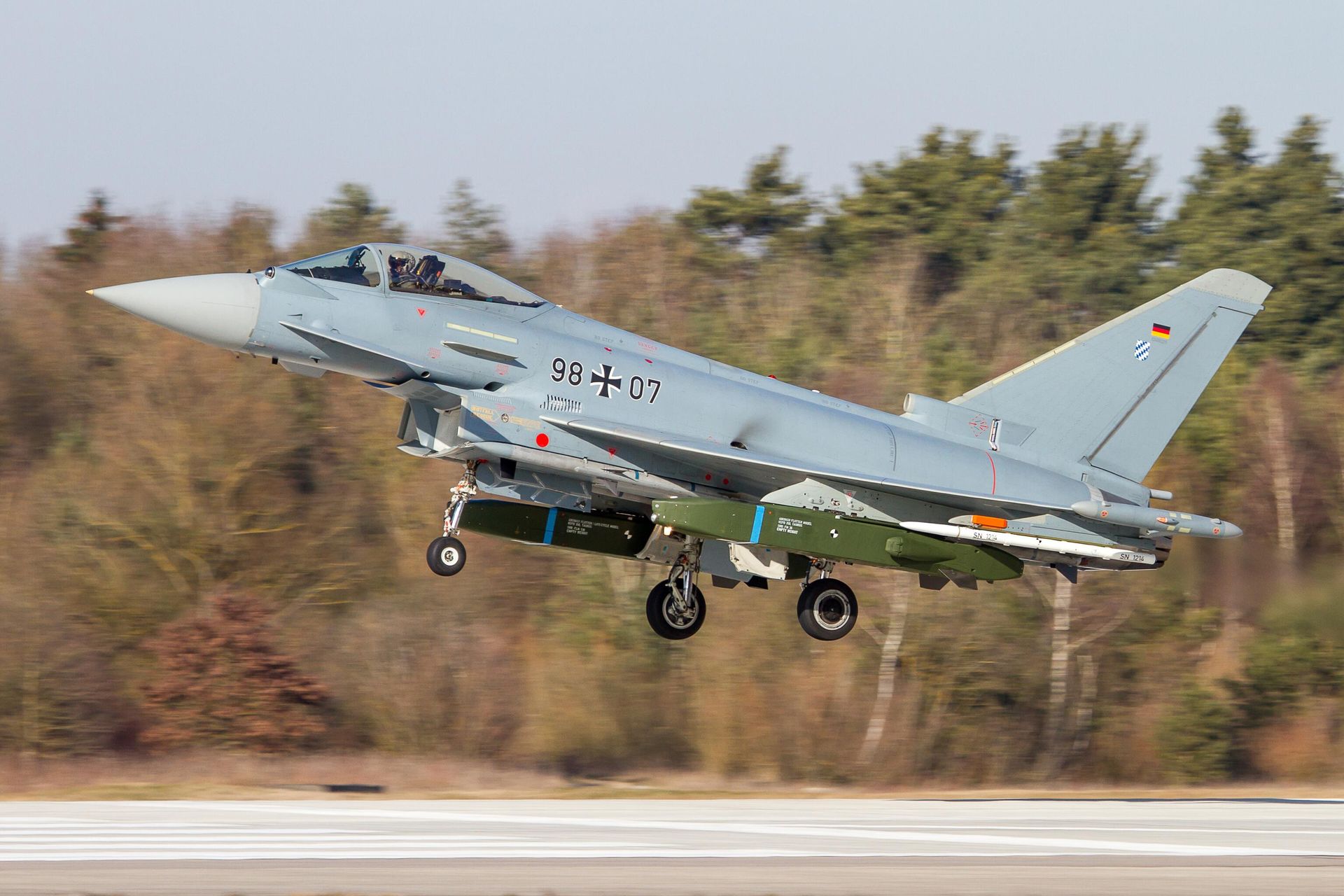 Истребитель Eurofighter Typhoon ВВС Германии с двумя крылатыми ракетами Taurus Истребитель Eurofighter Typhoon ВВС Германии с двумя крылатыми ракетами Taurus - РИА Новости, 1920, 13.05.2025