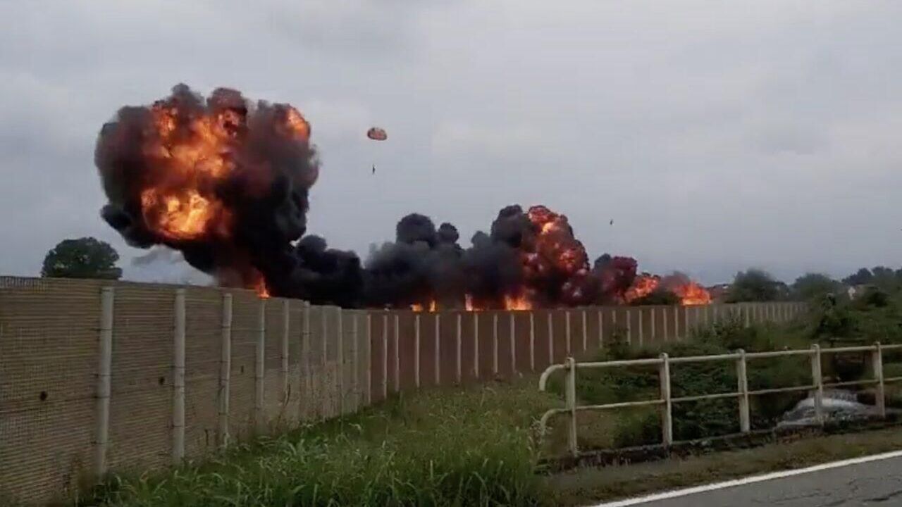 Крушение самолета итальянской пилотажной группы Frecce Tricolore под Турином. Кадр видео очевидца - РИА Новости, 1920, 18.09.2023