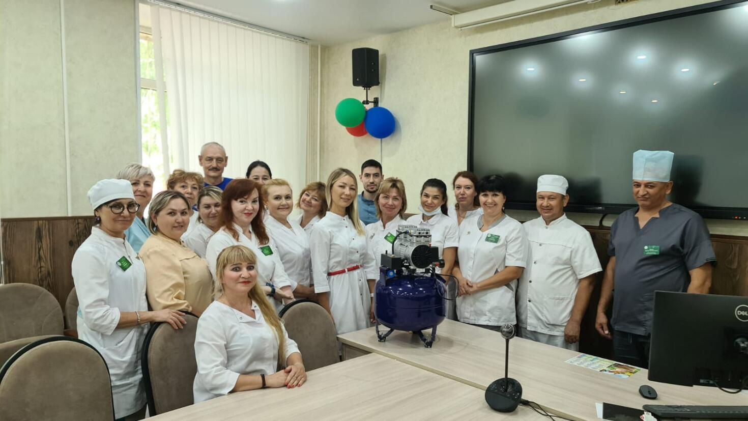 Сотрудники стоматологической поликлиники №2 Уфы подарили Краснолучской стоматполиклинике компрессор Сотрудники стоматологической поликлиники №2 Уфы подарили Краснолучской стоматполиклинике компрессор - РИА Новости, 1920, 19.09.2023