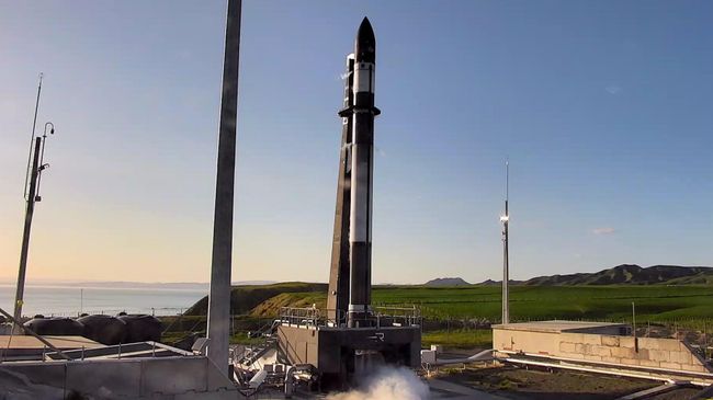 Ракета-носитель Electron на космодроме в Новой Зеландии перед запуском Ракета-носитель Electron на космодроме в Новой Зеландии перед запуском