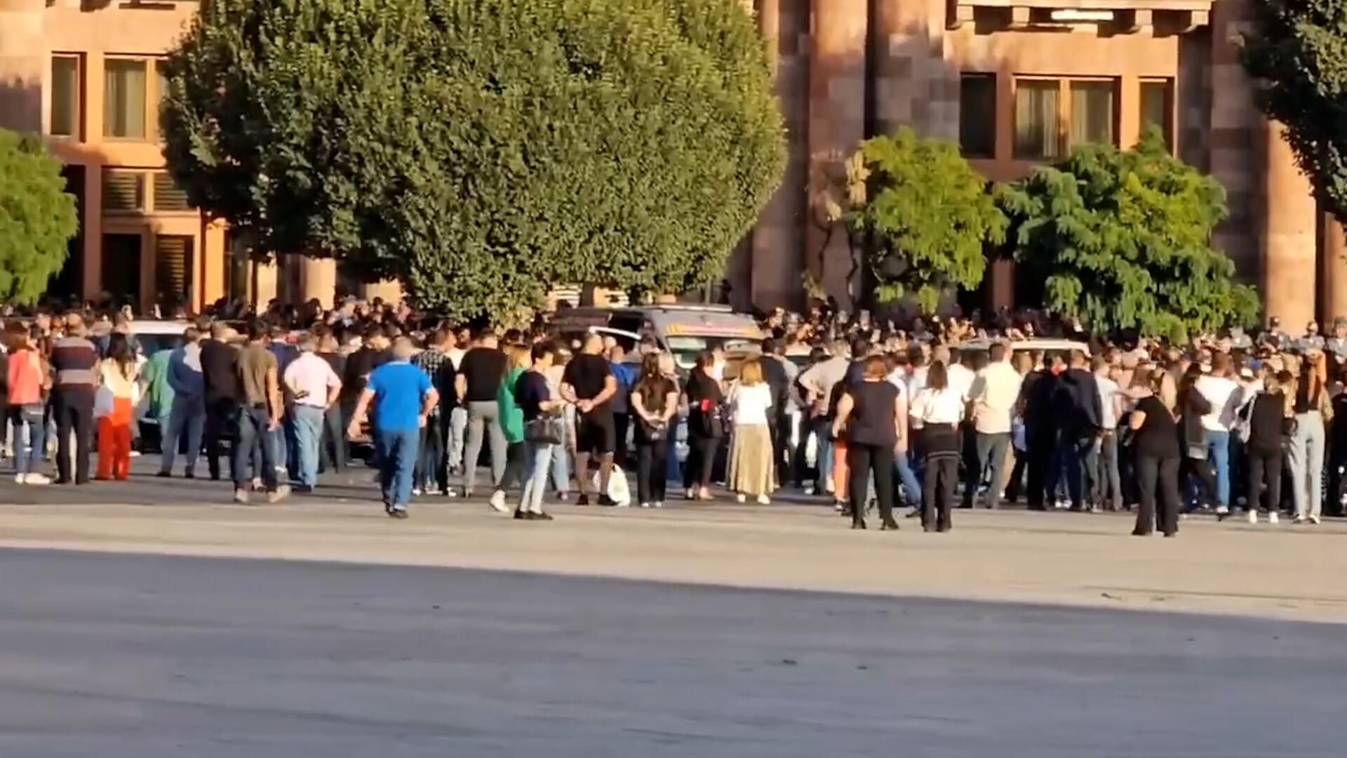 Митингующие на центральной площади Еревана Митингующие на центральной площади Еревана - РИА Новости, 1920, 19.09.2023