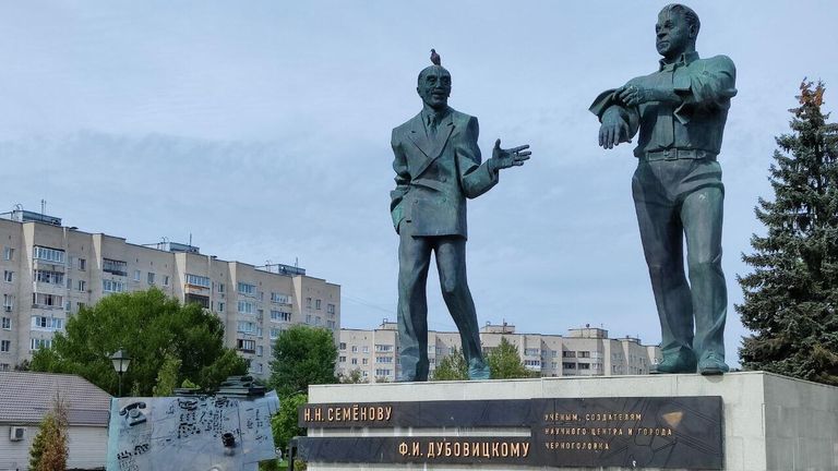 Черноголовка. Памятник основателям наукограда