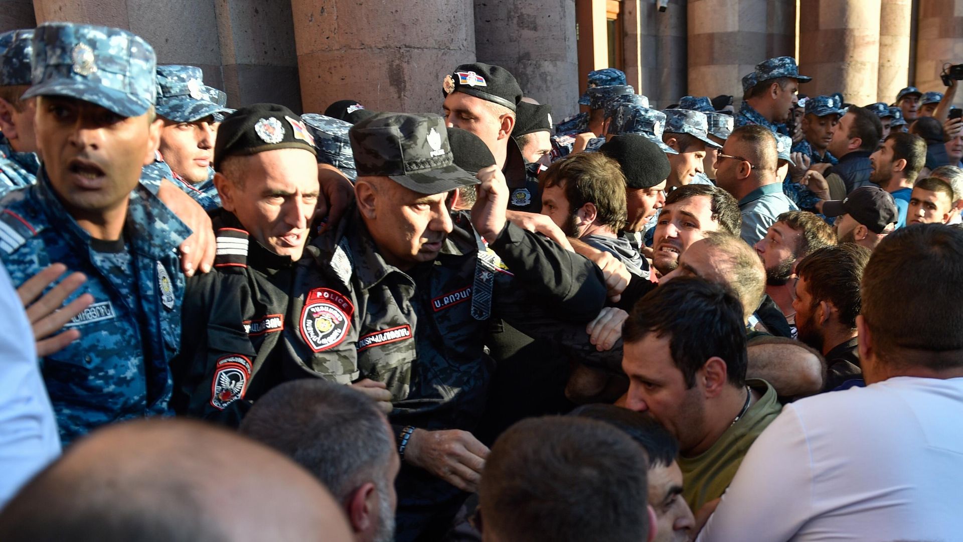 Полицейские и участники протестов в связи с обострением ситуации в Нагорном Карабахе на площади Республики в Ереване Полицейские и участники протестов в связи с обострением ситуации в Нагорном Карабахе на площади Республики в Ереване - РИА Новости, 1920, 19.09.2023