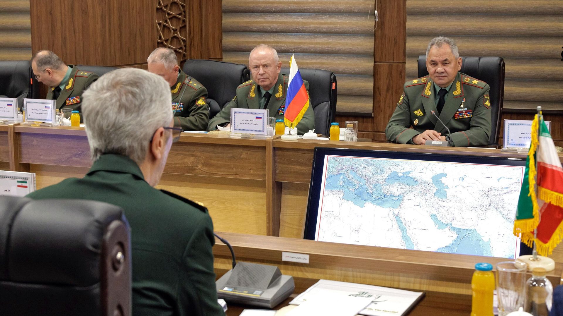 Министр обороны РФ Сергей Шойгу и начальник генерального штаба вооружённых сил ИРИ Мохаммад Багери во время встречи. 19 сентября 2023 Министр обороны РФ Сергей Шойгу и начальник генерального штаба вооружённых сил ИРИ Мохаммад Багери во время встречи. 19 сентября 2023 - РИА Новости, 1920, 19.09.2023
