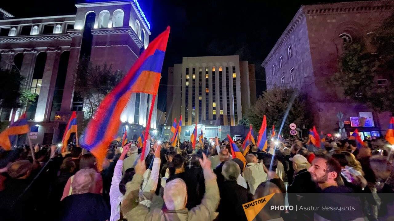 Применение светошумовых гранат у здания правительства в Армении - РИА Новости, 1920, 19.09.2023