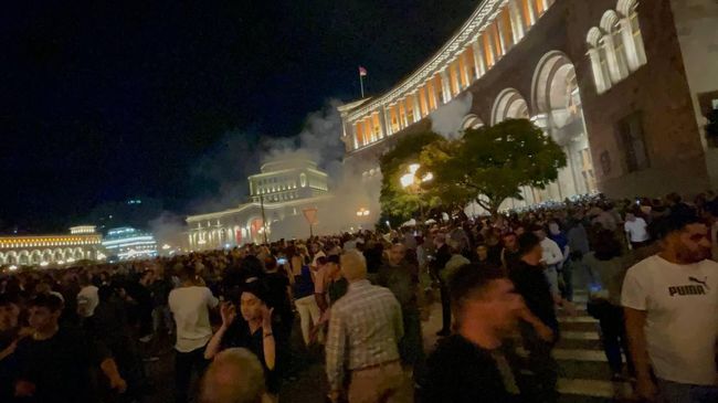 Применение светошумовых гранат у здания правительства в Армении Применение светошумовых гранат у здания правительства в Армении