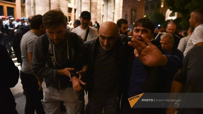 Пострадавшие в результате применения армянской полицией спецсредств для разгона митингующих Пострадавшие в результате применения армянской полицией спецсредств для разгона митингующих