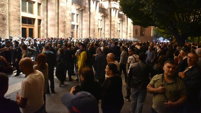Протесты в Ереване на фоне эскалации в Нагорном Карабахе Протесты в Ереване на фоне эскалации в Нагорном Карабахе