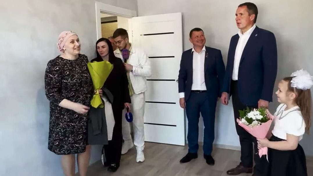Губернатор Белгородской области Вячеслав Гладков вручил ключи от новых квартир участникам программы переселения из аварийного жилья Губернатор Белгородской области Вячеслав Гладков вручил ключи от новых квартир участникам программы переселения из аварийного жилья - РИА Новости, 1920, 20.09.2023
