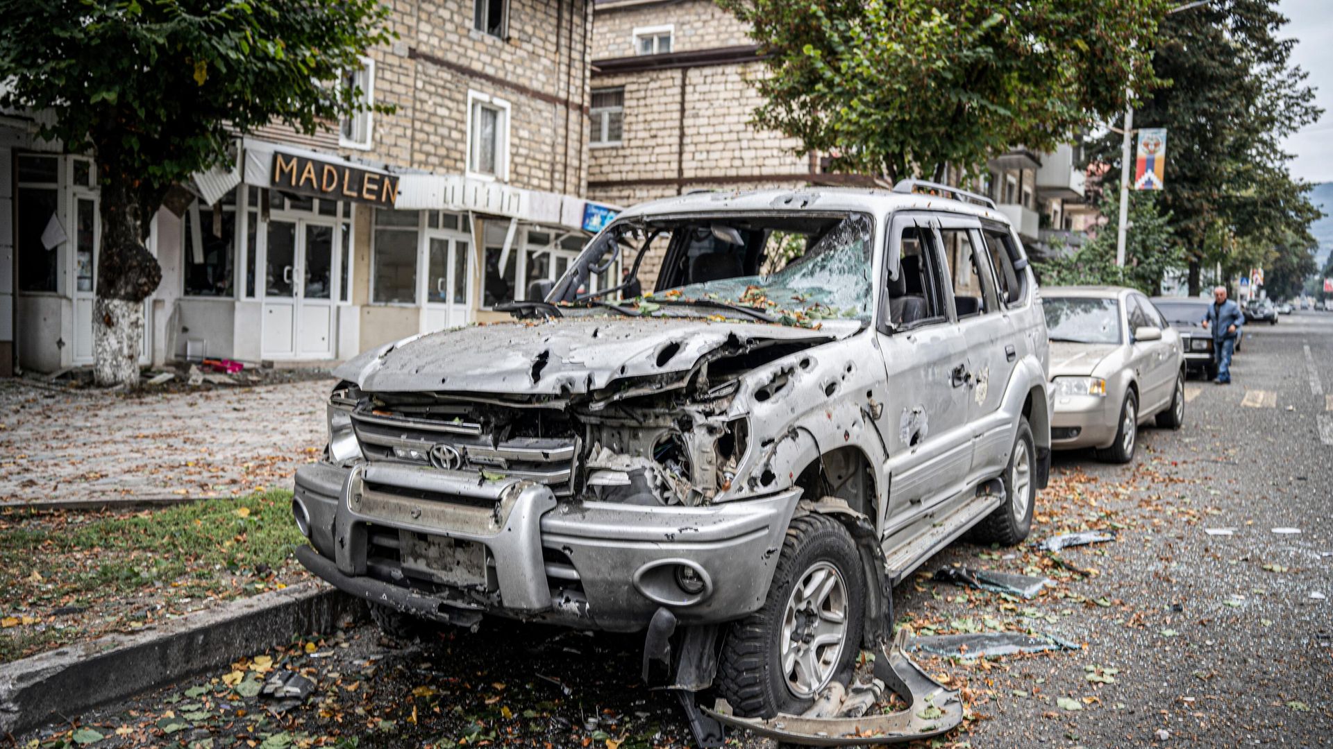 Автомобиль, пострадавший в результате обстрела в Степанакерте Автомобиль, пострадавший в результате обстрела в Степанакерте - РИА Новости, 1920, 20.09.2023