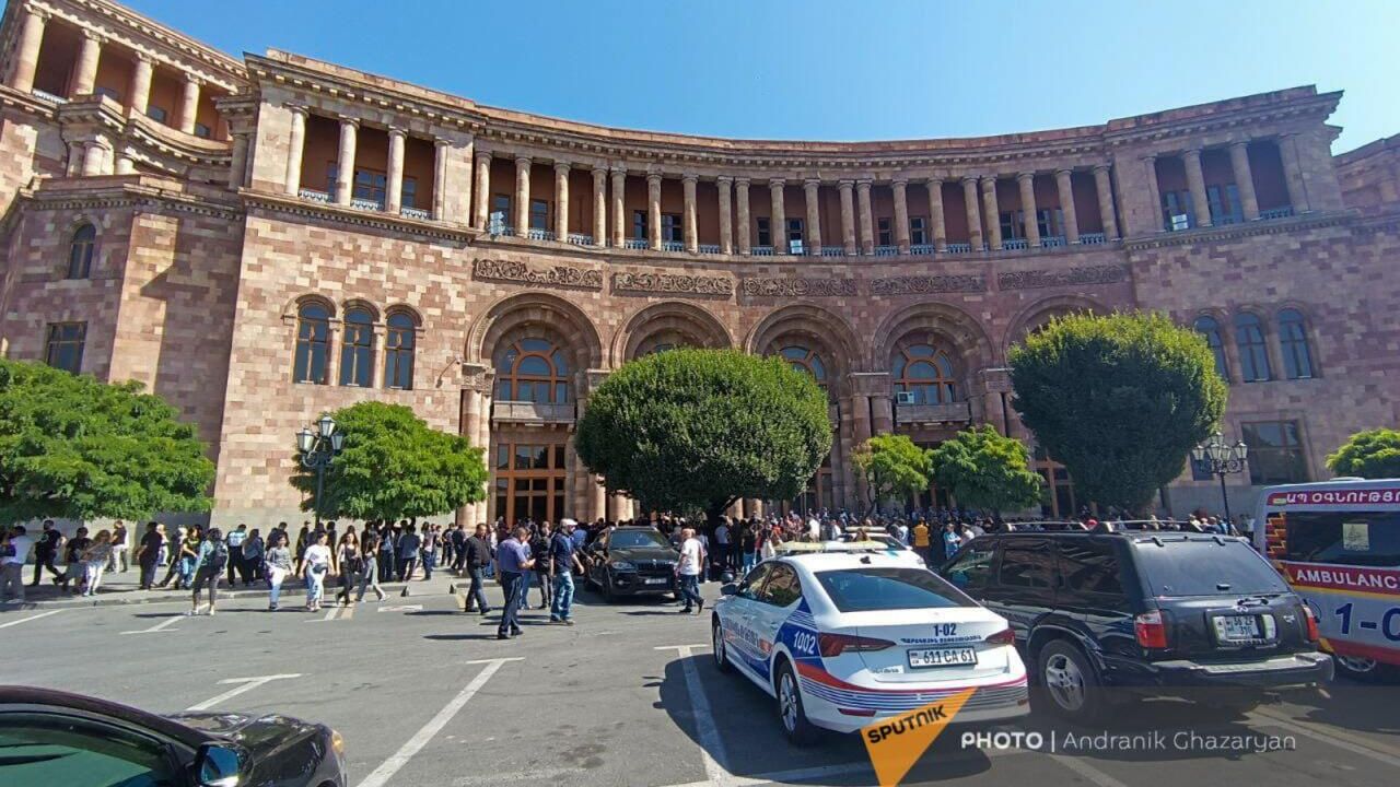 У здания правительства Армении У здания правительства Армении - РИА Новости, 1920, 24.09.2023