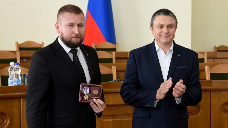 Денис Мирошниченко на торжественном заседании Народного Совета ЛНР третьего созыва. 20 сентября 2023 Денис Мирошниченко на торжественном заседании Народного Совета ЛНР третьего созыва. 20 сентября 2023 - РИА Новости, 1920, 20.09.2023
