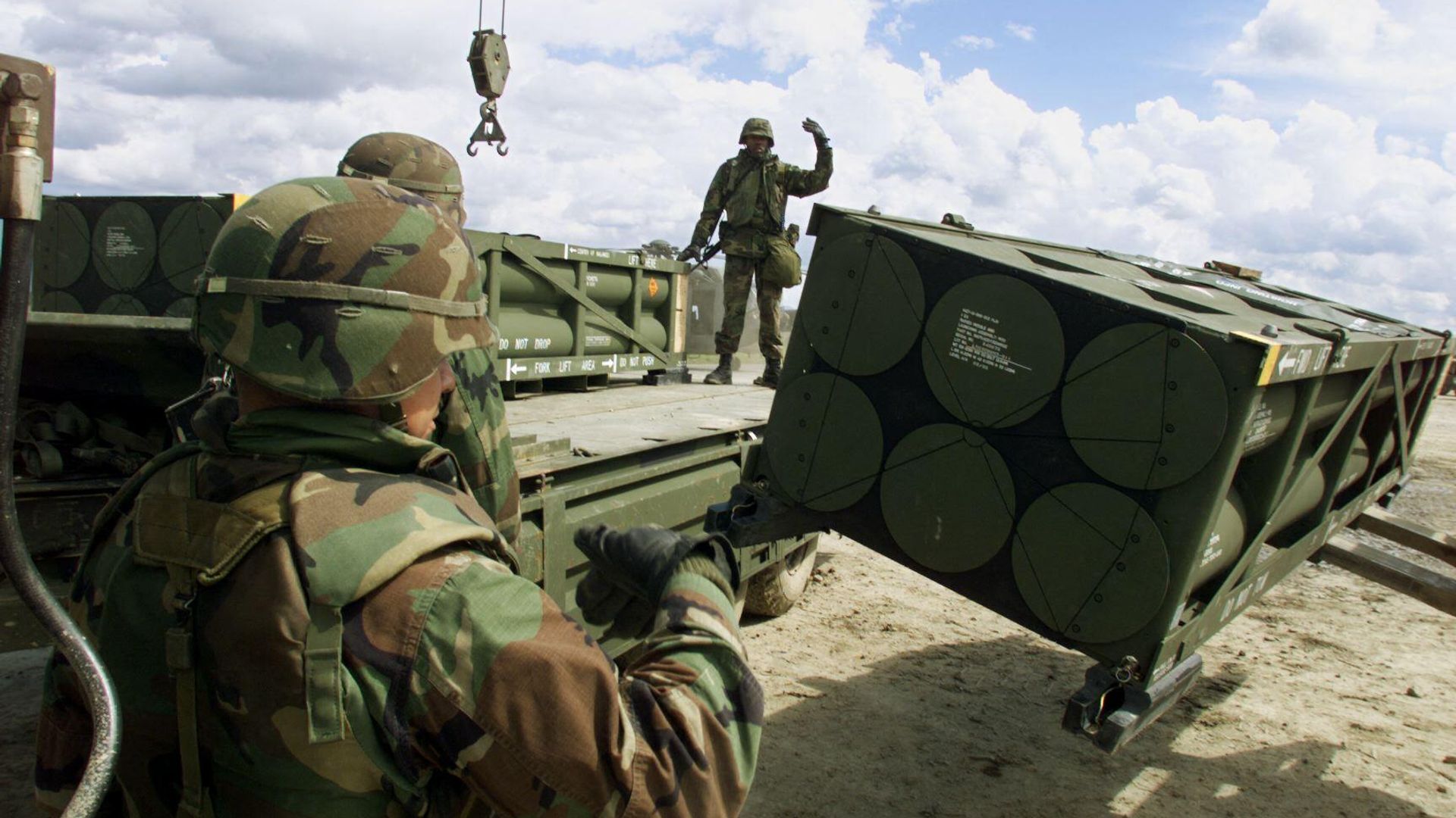 Американские военные загружают управляемые армейские тактические ракеты M39 (ATACMS) Американские военные загружают управляемые армейские тактические ракеты M39 (ATACMS) - РИА Новости, 1920, 20.09.2023