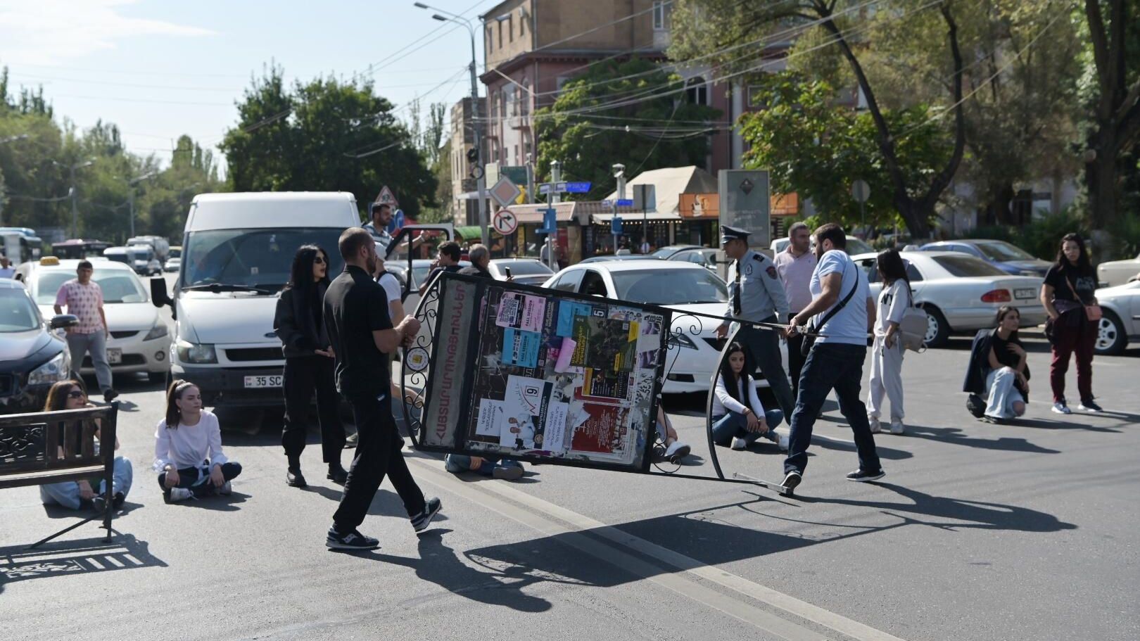 Участники протестов перекрыли движение для автомобилей на улице Ханджяна в Ереване Участники протестов перекрыли движение для автомобилей на улице Ханджяна в Ереване - РИА Новости, 1920, 21.09.2023