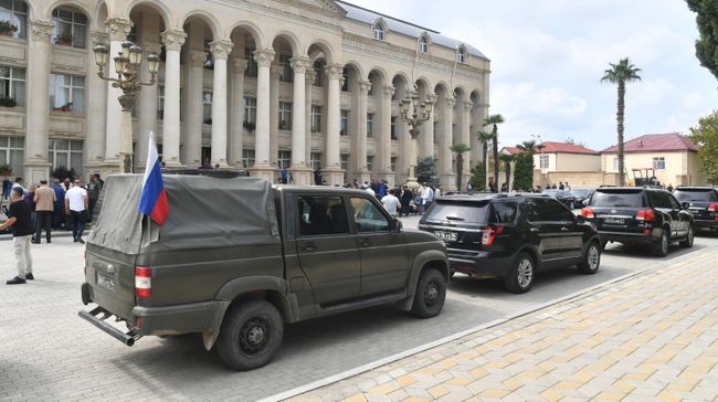 Колонна автомобиле у здания администрации в городе Евлах во время встречи представителей Азербайджана и армян Нагорного Карабаха Колонна автомобиле у здания администрации в городе Евлах во время встречи представителей Азербайджана и армян Нагорного Карабаха