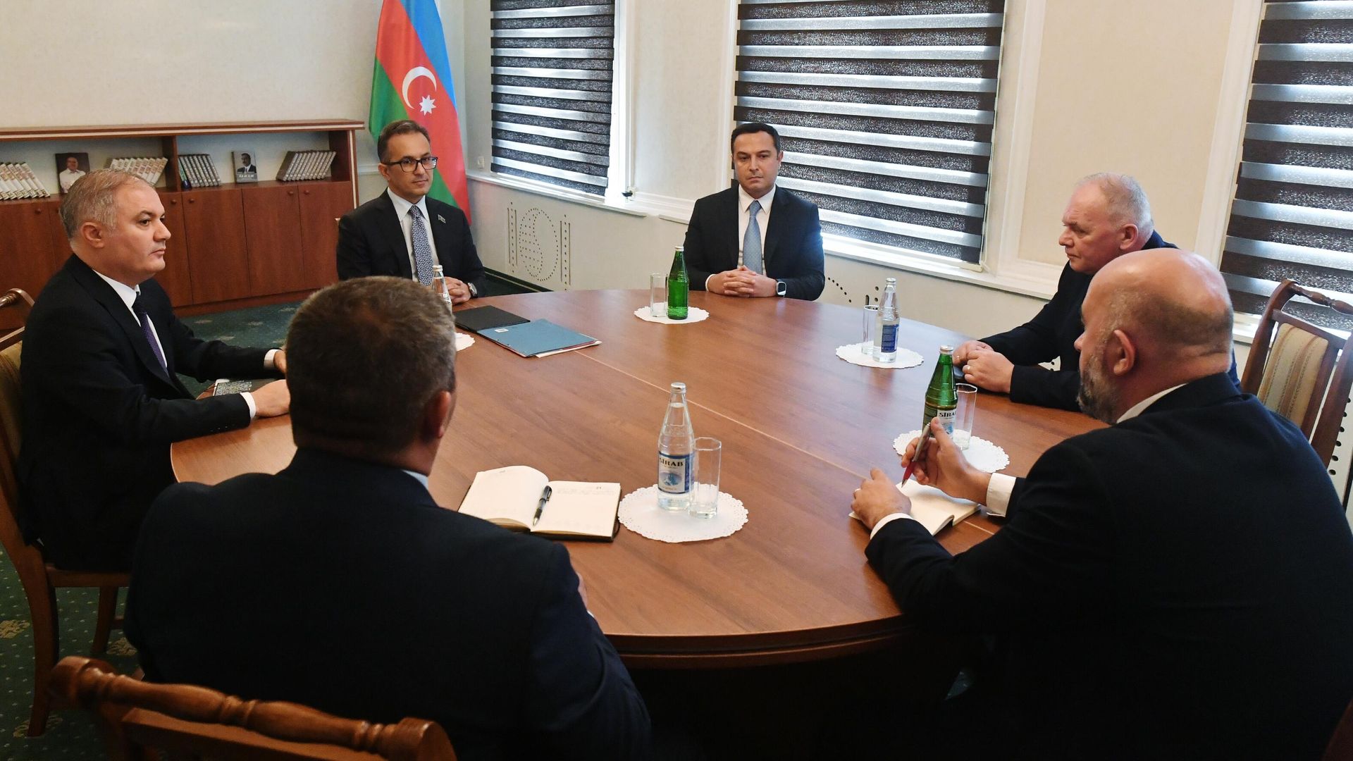 Встреча представителей Азербайджана с делегацией армян Карабаха в городе Евлах Встреча представителей Азербайджана с делегацией армян Карабаха в городе Евлах - РИА Новости, 1920, 21.09.2023