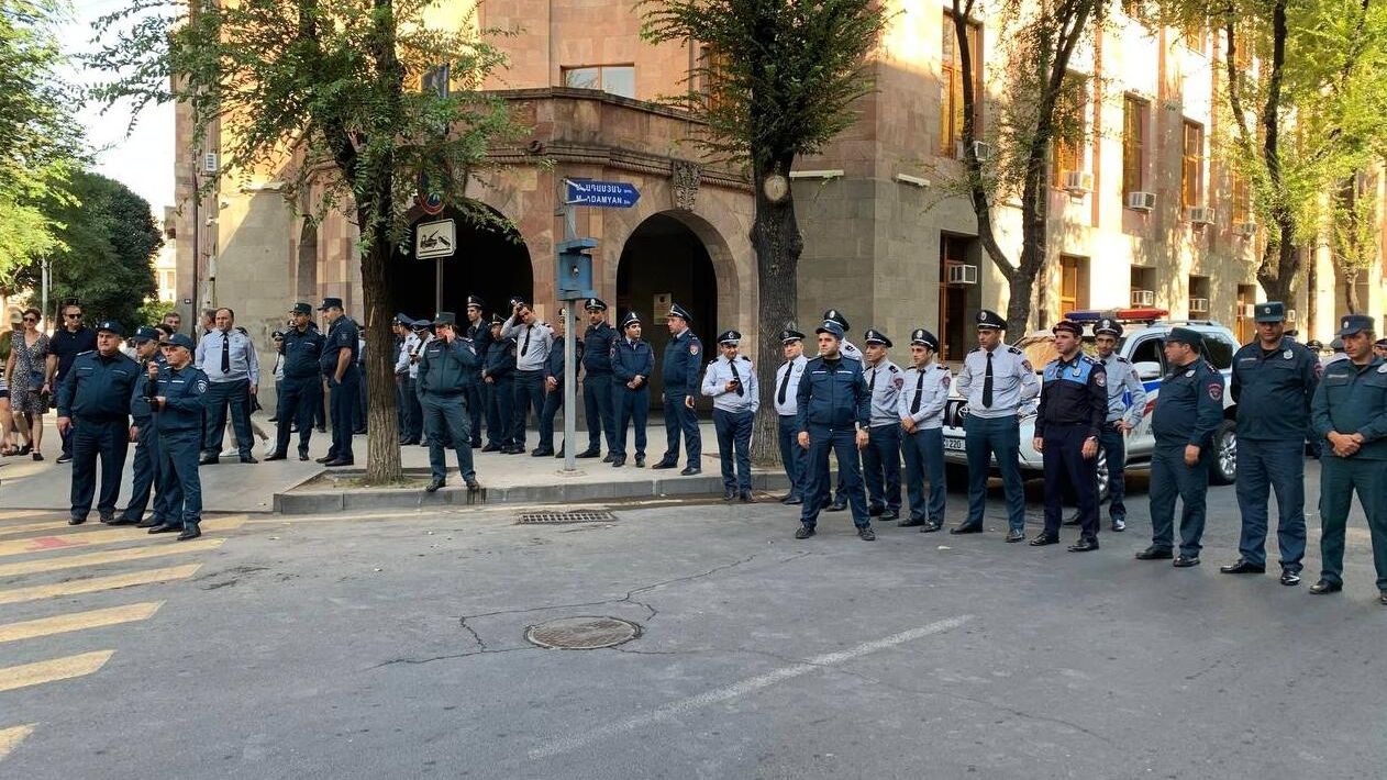 Сотрудники полиции дежурят у Дома Правительства в Ереване. 22 сентября 2023 Сотрудники полиции дежурят у Дома Правительства в Ереване. 22 сентября 2023 - РИА Новости, 1920, 22.09.2023