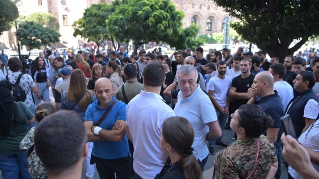 Участники протеста на фоне эскалации в Нагорном Карабахе на площади Республики в Ереване Участники протеста на фоне эскалации в Нагорном Карабахе на площади Республики в Ереване