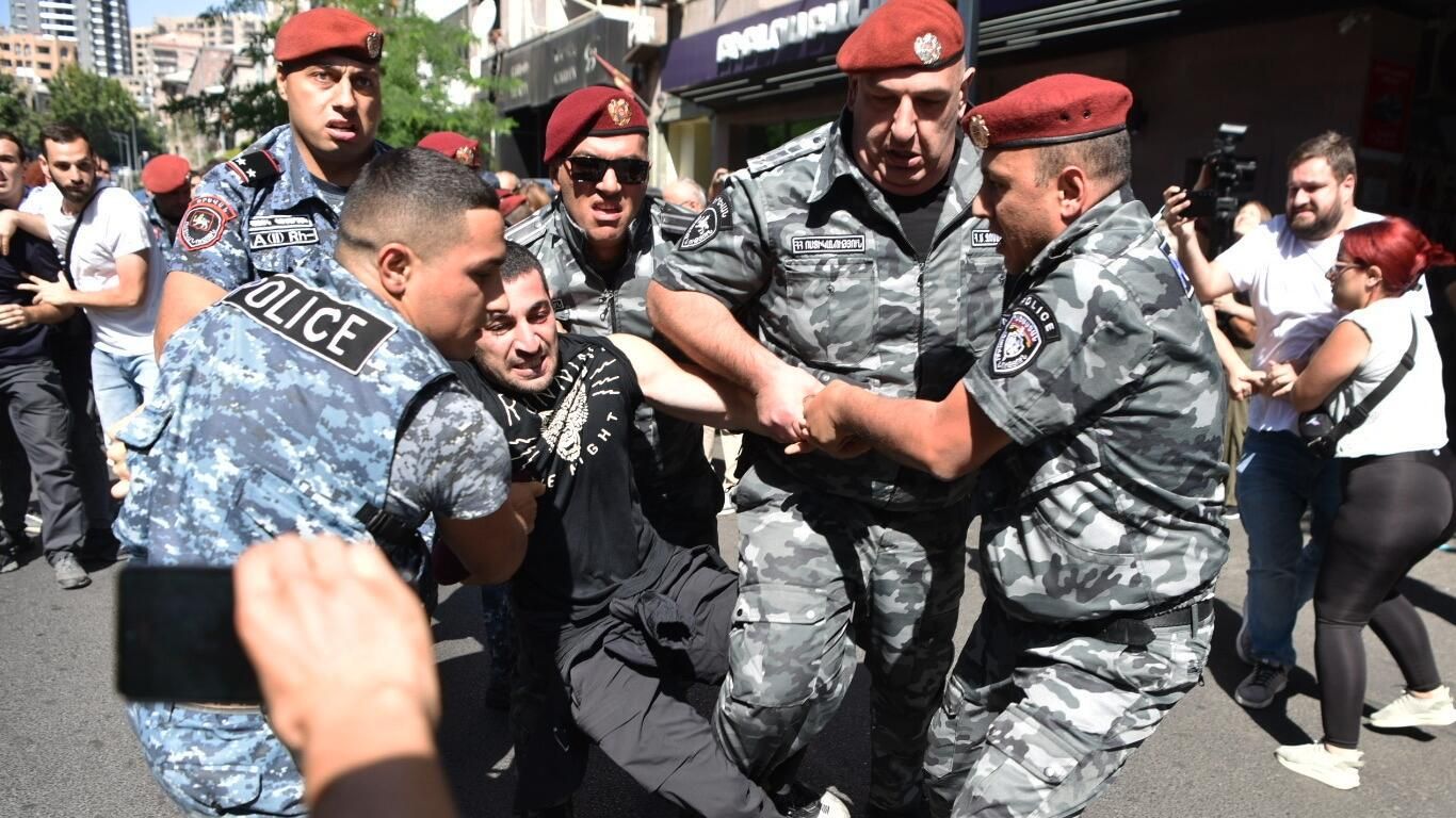 Сотрудники полиции задерживают участника протеста на фоне эскалации в Нагорном Карабахе на площади Республики в Ереване Сотрудники полиции задерживают участника протеста на фоне эскалации в Нагорном Карабахе на площади Республики в Ереване - РИА Новости, 1920, 26.09.2023