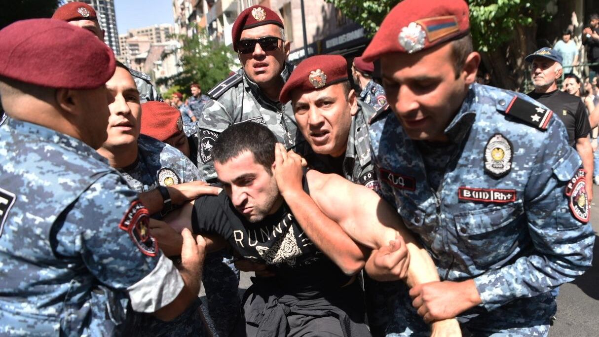 Сотрудники полиции задерживают участника протеста на фоне эскалации в Нагорном Карабахе на площади Республики в Ереване Сотрудники полиции задерживают участника протеста на фоне эскалации в Нагорном Карабахе на площади Республики в Ереване - РИА Новости, 1920, 22.09.2023