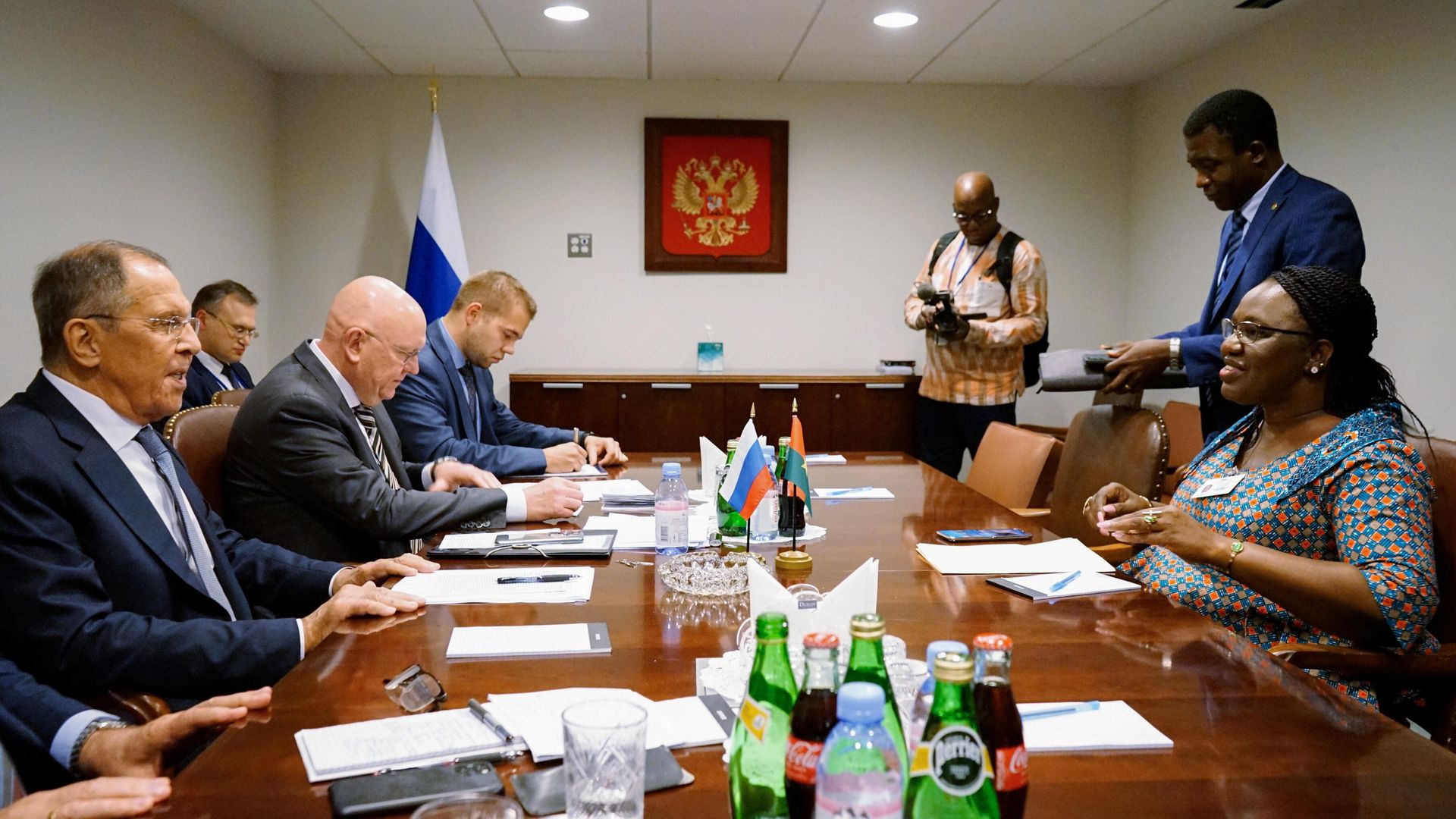 Министр иностранных дел РФ Сергей Лавров и министр иностранных дел Буркина-Фасо Оливия Руамба во время встречи на полях 78-й сессии Генеральной ассамблеи ООН в Нью-Йорке Министр иностранных дел РФ Сергей Лавров и министр иностранных дел Буркина-Фасо Оливия Руамба во время встречи на полях 78-й сессии Генеральной ассамблеи ООН в Нью-Йорке - РИА Новости, 1920, 22.09.2023