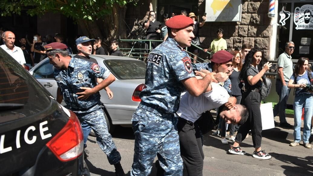 Сотрудники полиции задерживают участника протеста на фоне эскалации в Нагорном Карабахе на площади Республики в Ереване Сотрудники полиции задерживают участника протеста на фоне эскалации в Нагорном Карабахе на площади Республики в Ереване - РИА Новости, 1920, 23.09.2023