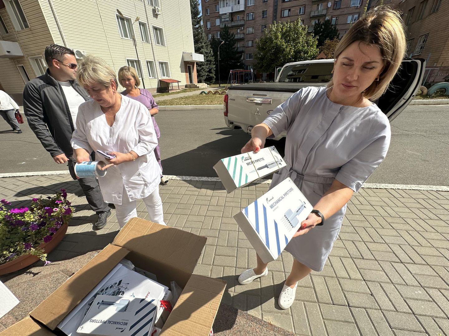 Врач Елена Еременко демонстрирует диагностическое оборудование от РГМ Врач Елена Еременко демонстрирует диагностическое оборудование от РГМ
