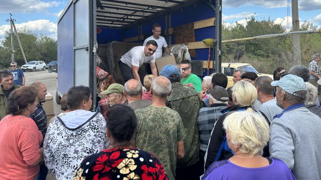 Жители села Нижнее получают гуманитарные наборы