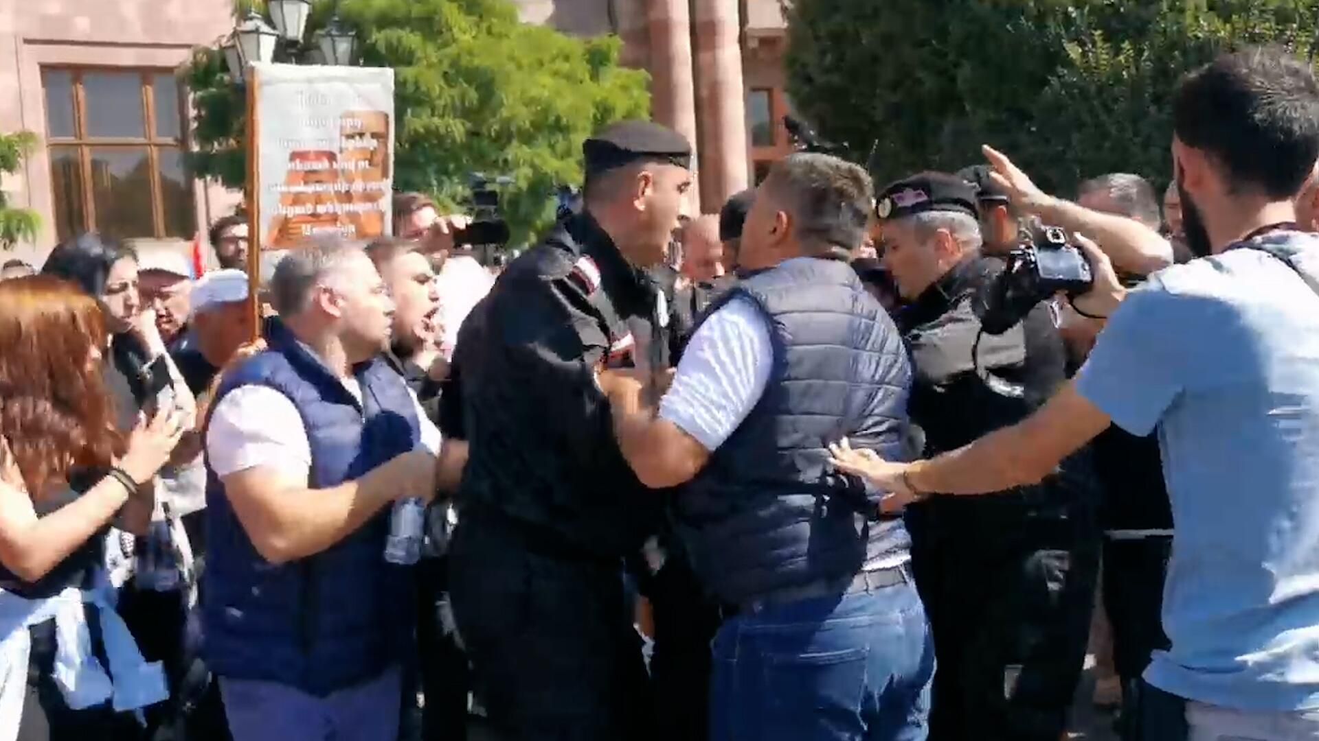 Столкновения протестующих с полицией в Ереване Столкновения протестующих с полицией в Ереване - РИА Новости, 1920, 22.09.2023