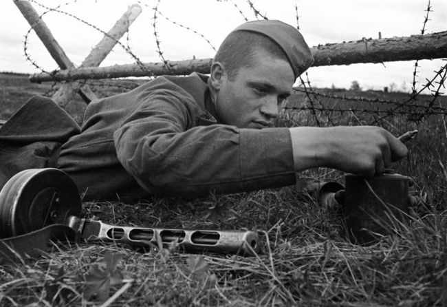 Великая Отечественная война 1941-1945 гг. Калининский фронт. Бои в районе Невеля. Сапер рядовой И. В. Вешняков обезвреживает вражескую мину Великая Отечественная война 1941-1945 гг. Калининский фронт. Бои в районе Невеля. Сапер рядовой И. В. Вешняков обезвреживает вражескую мину