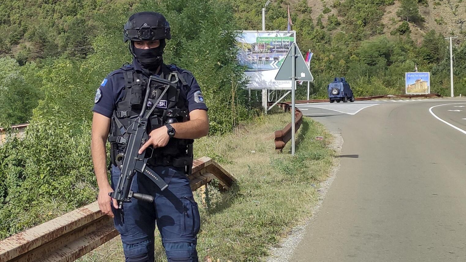 Офицер косовской полиции охраняет дорогу возле деревни Баньска, северное Косово Офицер косовской полиции охраняет дорогу возле деревни Баньска, северное Косово - РИА Новости, 1920, 13.08.2024