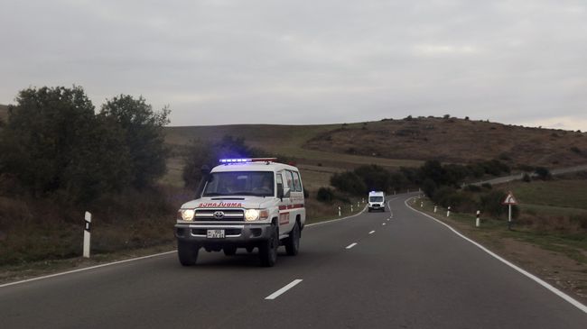 Автомобили скорой помощи едут по дороге из села Корнидзор Автомобили скорой помощи едут по дороге из села Корнидзор