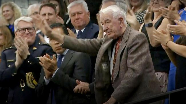 Ветеран дивизии СС Галичина Ярослав Хунка (Гунько) во время визита Владимира Зеленского в парламент Канады