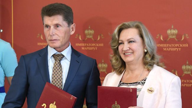 Председатель Наблюдательного совета и основательница Фонда содействия возрождению традиций милосердия и благотворительности Анна Громова и губернатор Приморского края Олег Кожемяко
