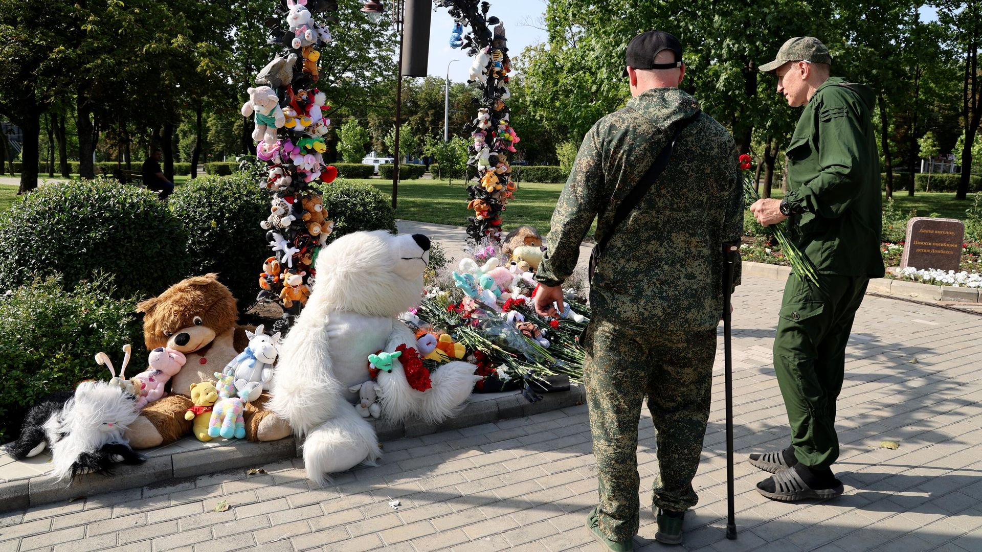 Люди в Донецке несут цветы к мемориалу в память о детях, погибших из-за обстрелов Донбасса вооруженными силами Украины Люди в Донецке несут цветы к мемориалу в память о детях, погибших из-за обстрелов Донбасса вооруженными силами Украины - РИА Новости, 1920, 25.06.2024