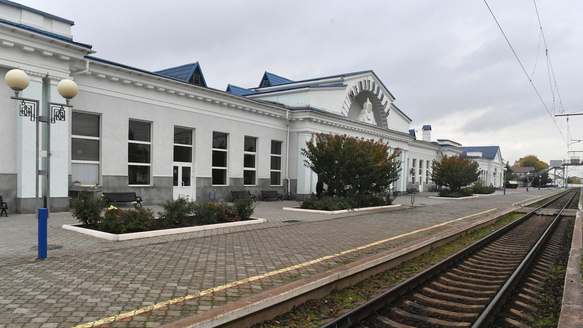 Здание железнодорожного вокзала Мелитополя Здание железнодорожного вокзала Мелитополя - РИА Новости, 1920, 26.09.2023
