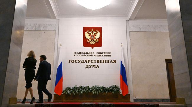 Депутаты перед пленарным заседанием Государственной Думы РФ.