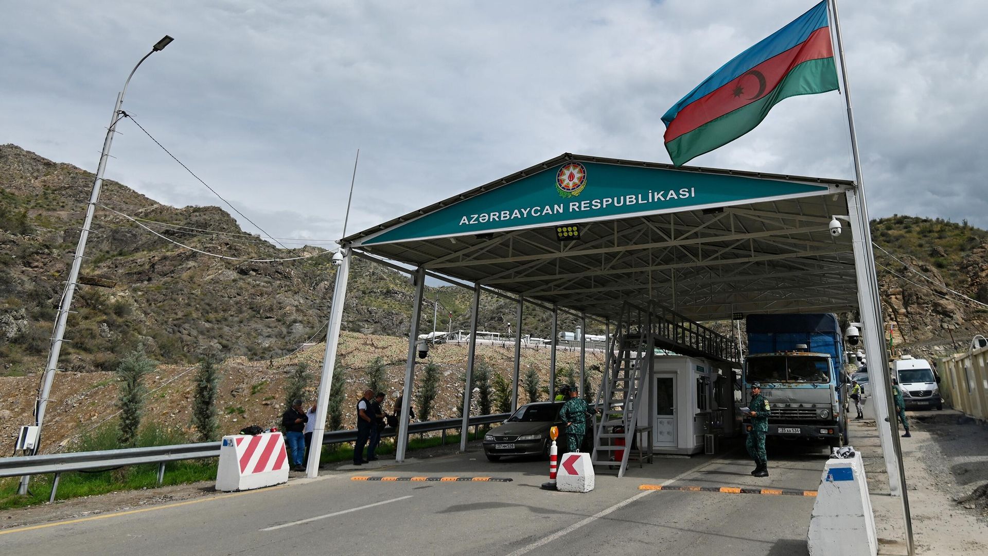 Автомобили на контрольно-пропускном пункте Лачин на въезде в Лачинский коридор Автомобили на контрольно-пропускном пункте Лачин на въезде в Лачинский коридор - РИА Новости, 1920, 13.10.2023