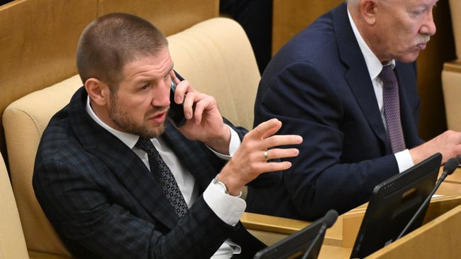 Первый заместитель председателя комитета Госдумы по физической культуре и спорту Дмитрий Пирог (слева) 
