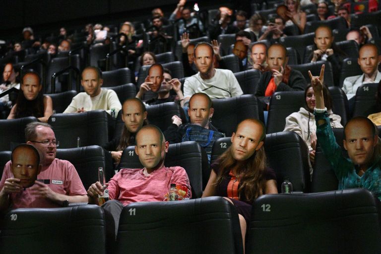 Зрители на премьере фильма Неудержимые 4 в кинотеатре Формула кино на Кутузовском в Москве Зрители на премьере фильма Неудержимые 4 в кинотеатре Формула кино на Кутузовском в Москве