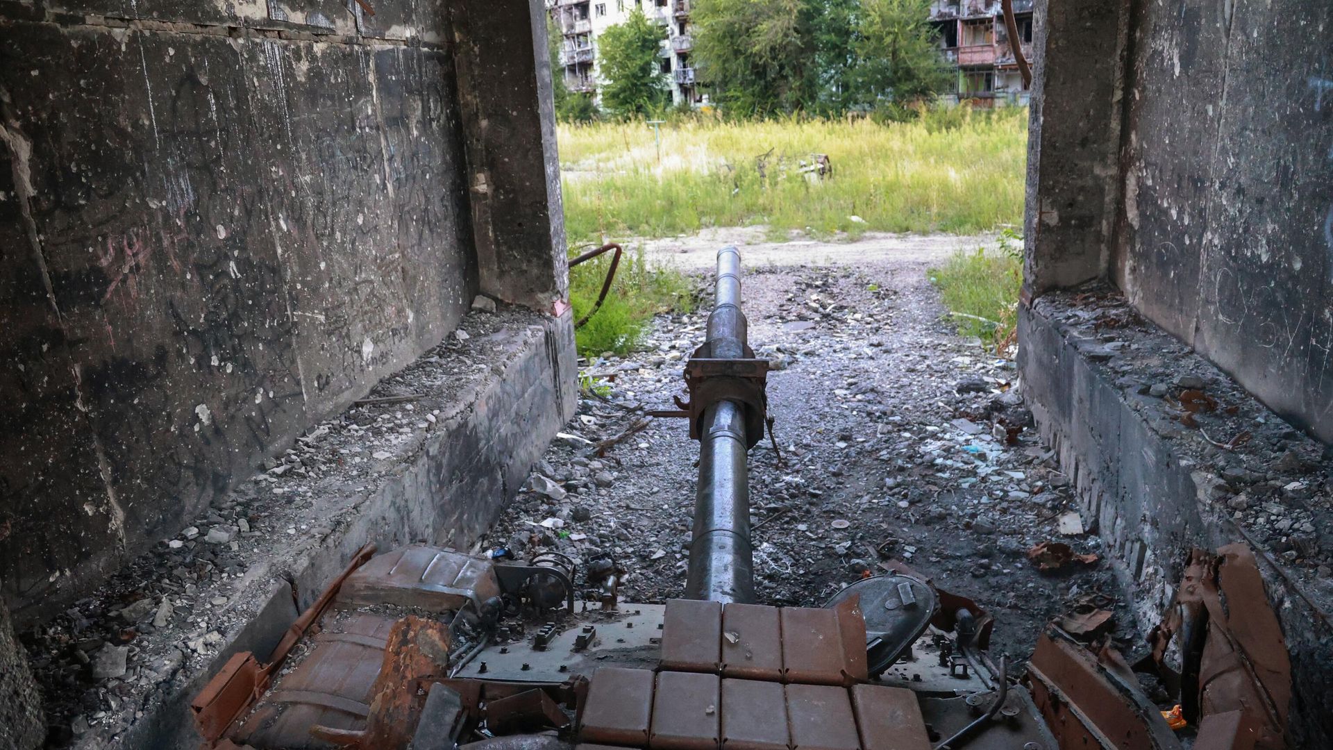 Сожженный украинский танк в арке жилого многоэтажного дома в Северодонецке Сожженный украинский танк в арке жилого многоэтажного дома в Северодонецке - РИА Новости, 1920, 28.09.2023