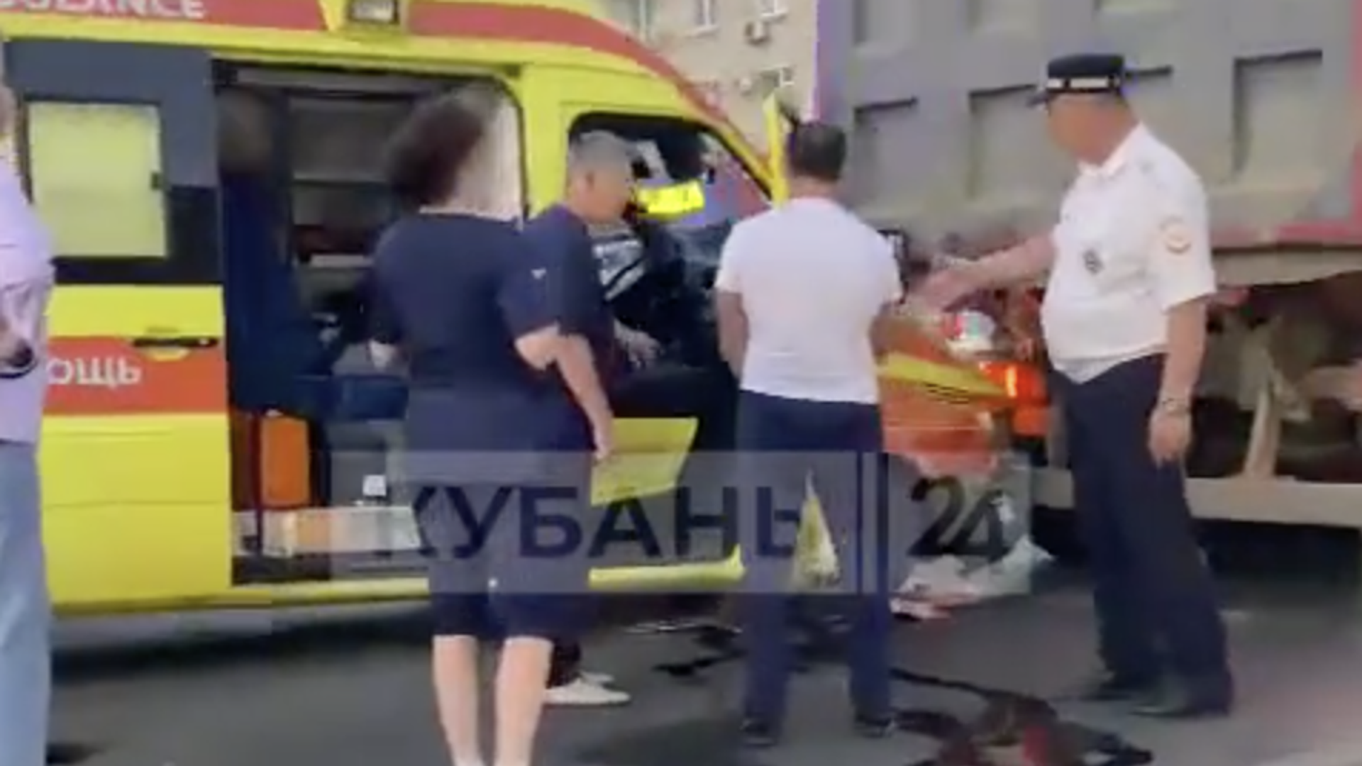 Место аварии с легковым автомобилем и самосвалом в Краснодаре. 28 сентября 2023 Место аварии с легковым автомобилем и самосвалом в Краснодаре. 28 сентября 2023 - РИА Новости, 1920, 28.09.2023