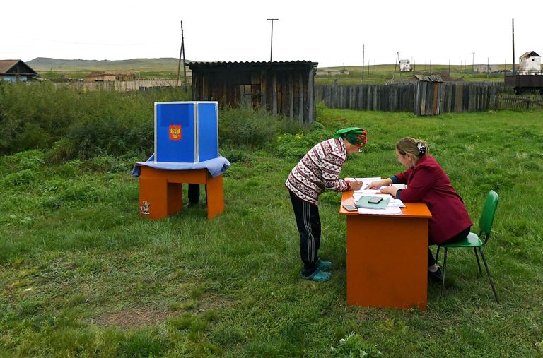 Местная жительница принимает участие в досрочном голосовании на выборах председателя правительства Республики Хакасия и депутатов Верховного совета Республики Хакасия восьмого созыва в деревне Полиндейка в Боградском районе Республики Хакасия Местная жительница принимает участие в досрочном голосовании на выборах председателя правительства Республики Хакасия и депутатов Верховного совета Республики Хакасия восьмого созыва в деревне Полиндейка в Боградском районе Республики Хакасия
