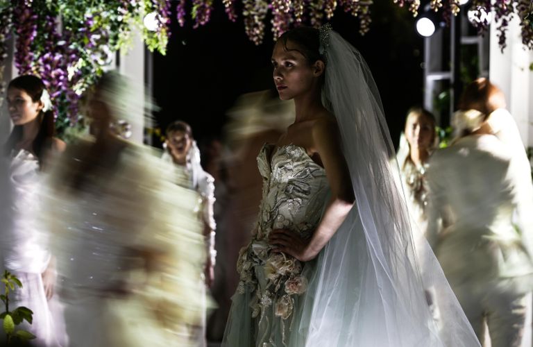 Модель демонстрирует одежду из новой коллекции Bridal Collection модного дома Валентина Юдашкина в рамках урбанистического форума в Лужниках Модель демонстрирует одежду из новой коллекции Bridal Collection модного дома Валентина Юдашкина в рамках урбанистического форума в Лужниках