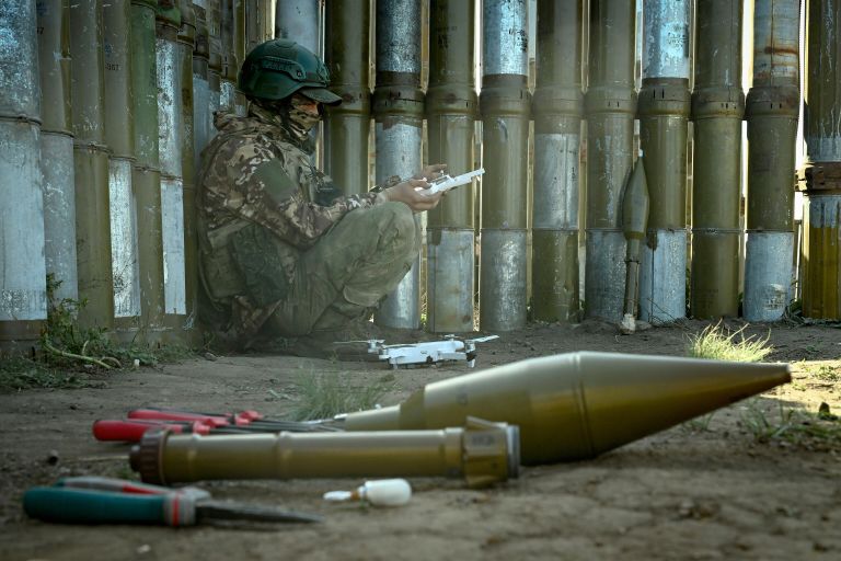 Военнослужащий ВС РФ проходит обучение по полетам на ударных FPV-дронах Бумеранг на полигоне в тыловом районе СВО на Краснолиманском направлении Военнослужащий ВС РФ проходит обучение по полетам на ударных FPV-дронах Бумеранг на полигоне в тыловом районе СВО на Краснолиманском направлении