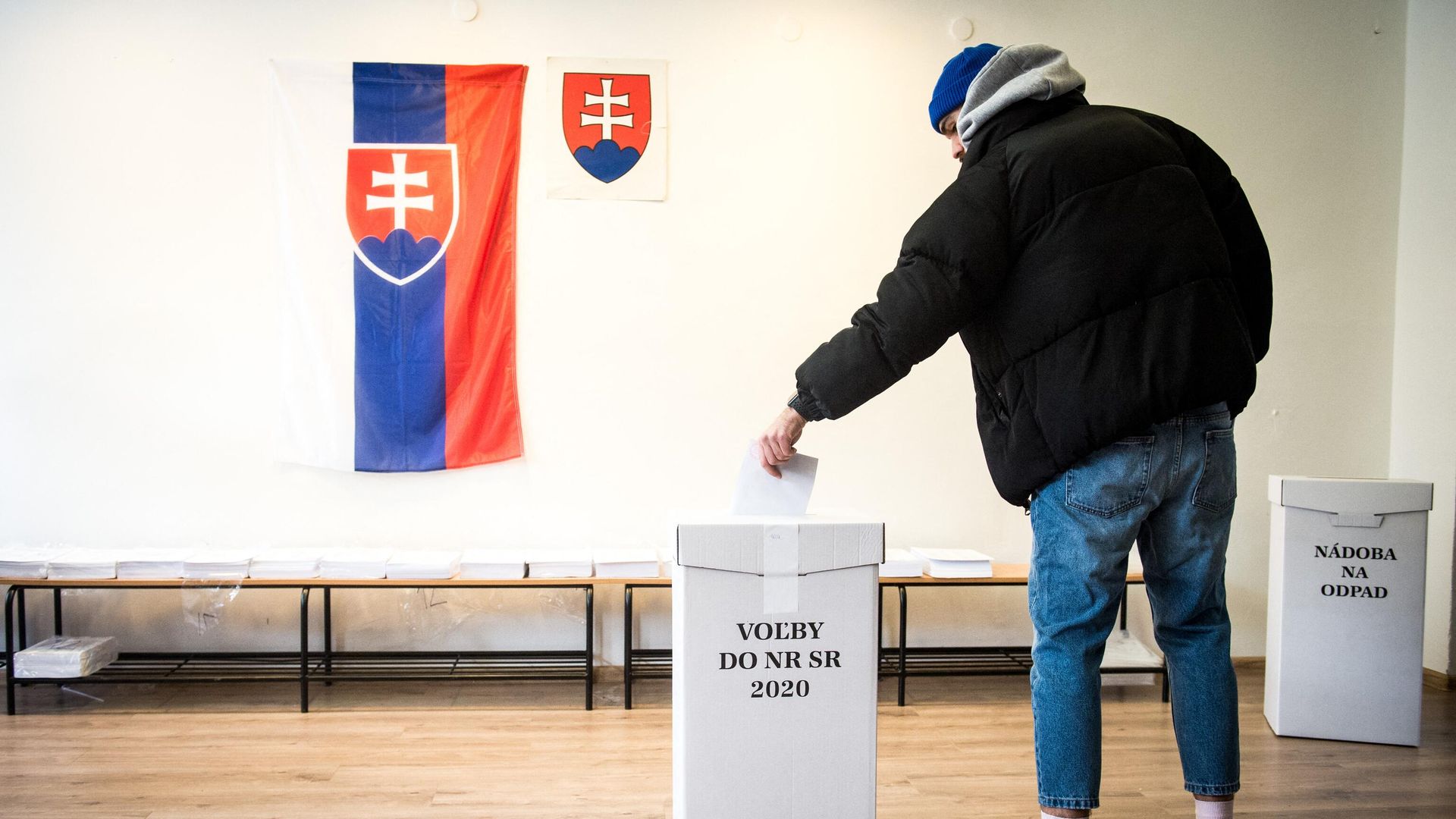 Мужчина во время голосования на парламентских выборов в Словакии Мужчина во время голосования на парламентских выборов в Словакии - РИА Новости, 1920, 30.09.2023