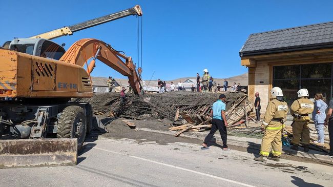 Место обрушения первого этажа здания в дагестанском селе Карабудахкент